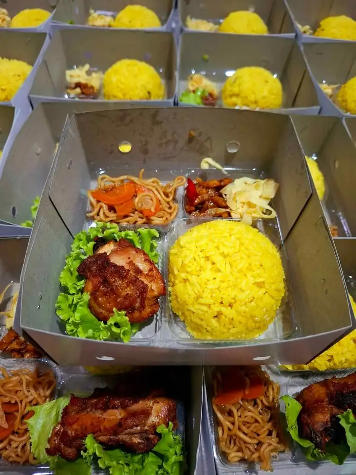 Menerima pesanan Nasi kuning box