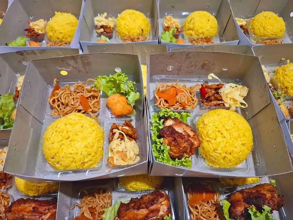 Menerima pesanan Nasi kuning box