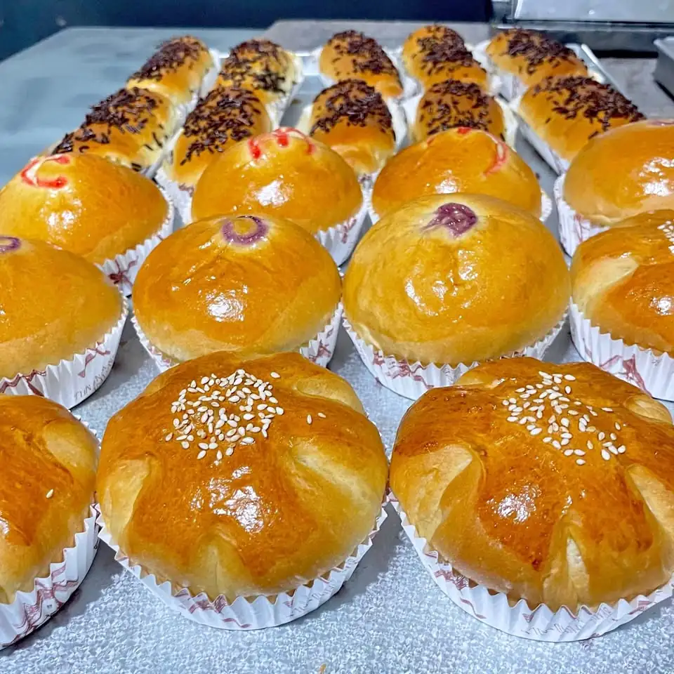 Roti manis dan roti sobek