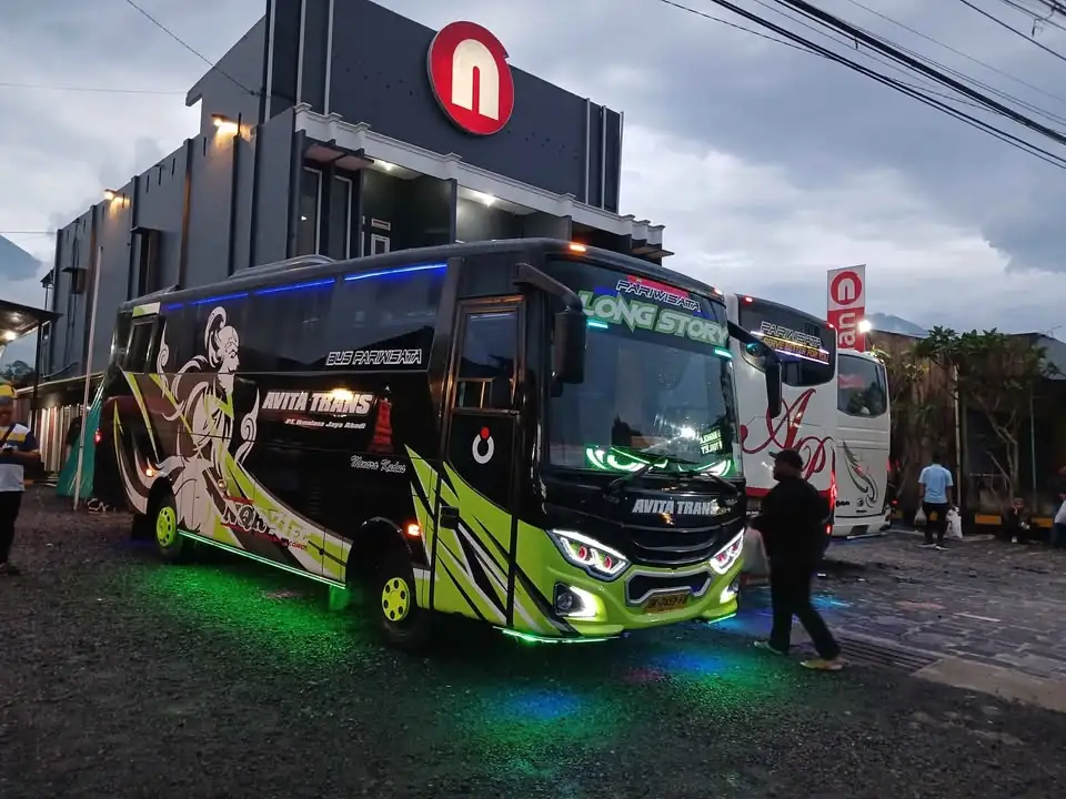 2025 Isuzu bus medium seat 35