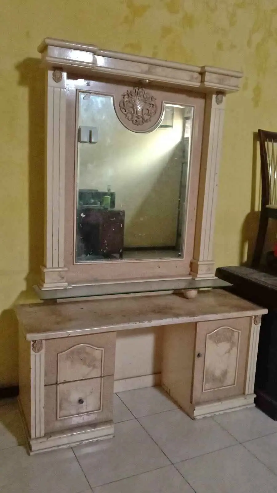 Meja rias dan lemari baju