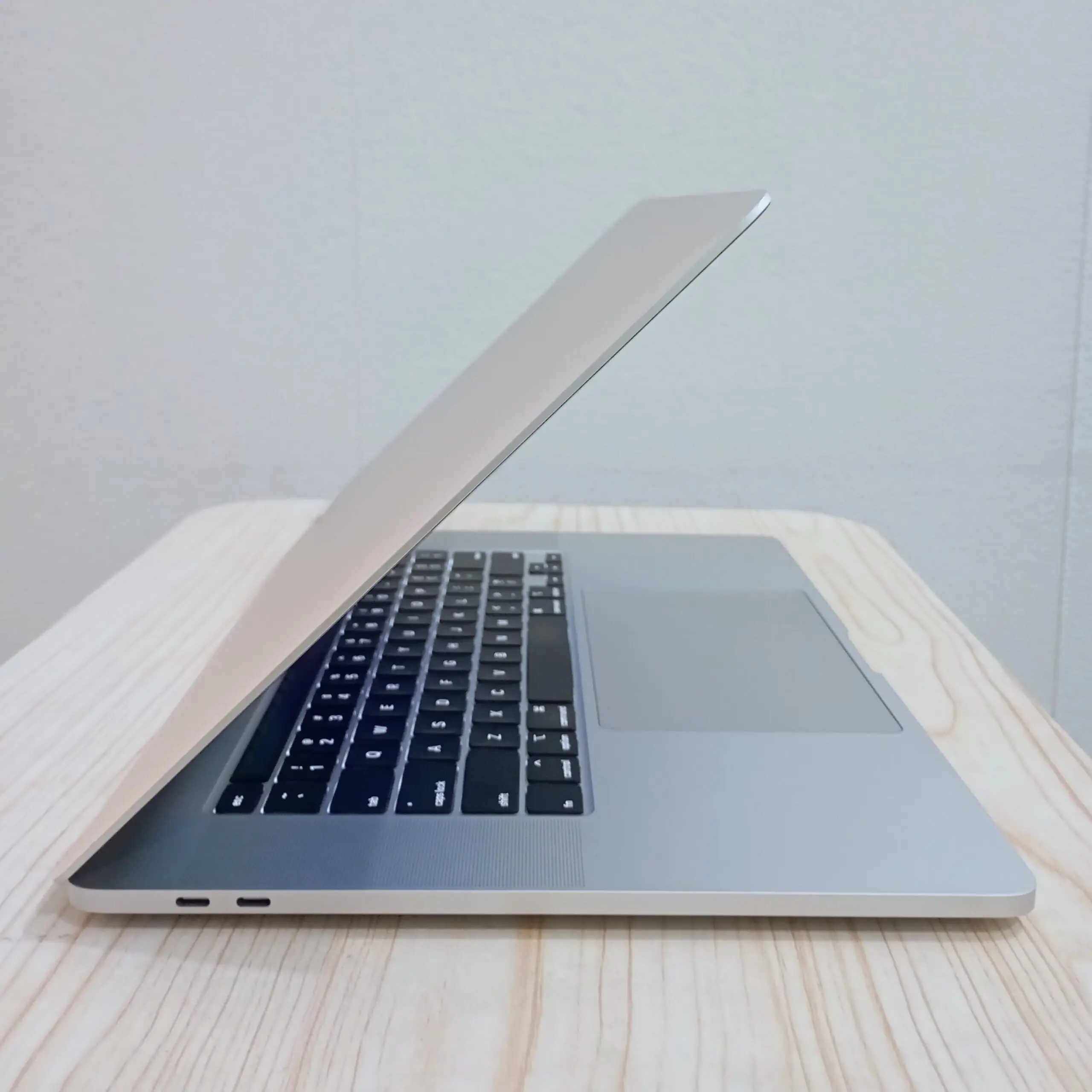 MacBook Pro 16″ 2019 i9 / RAM 16GB / SSD 1TB Siap Pakai Bergaransi