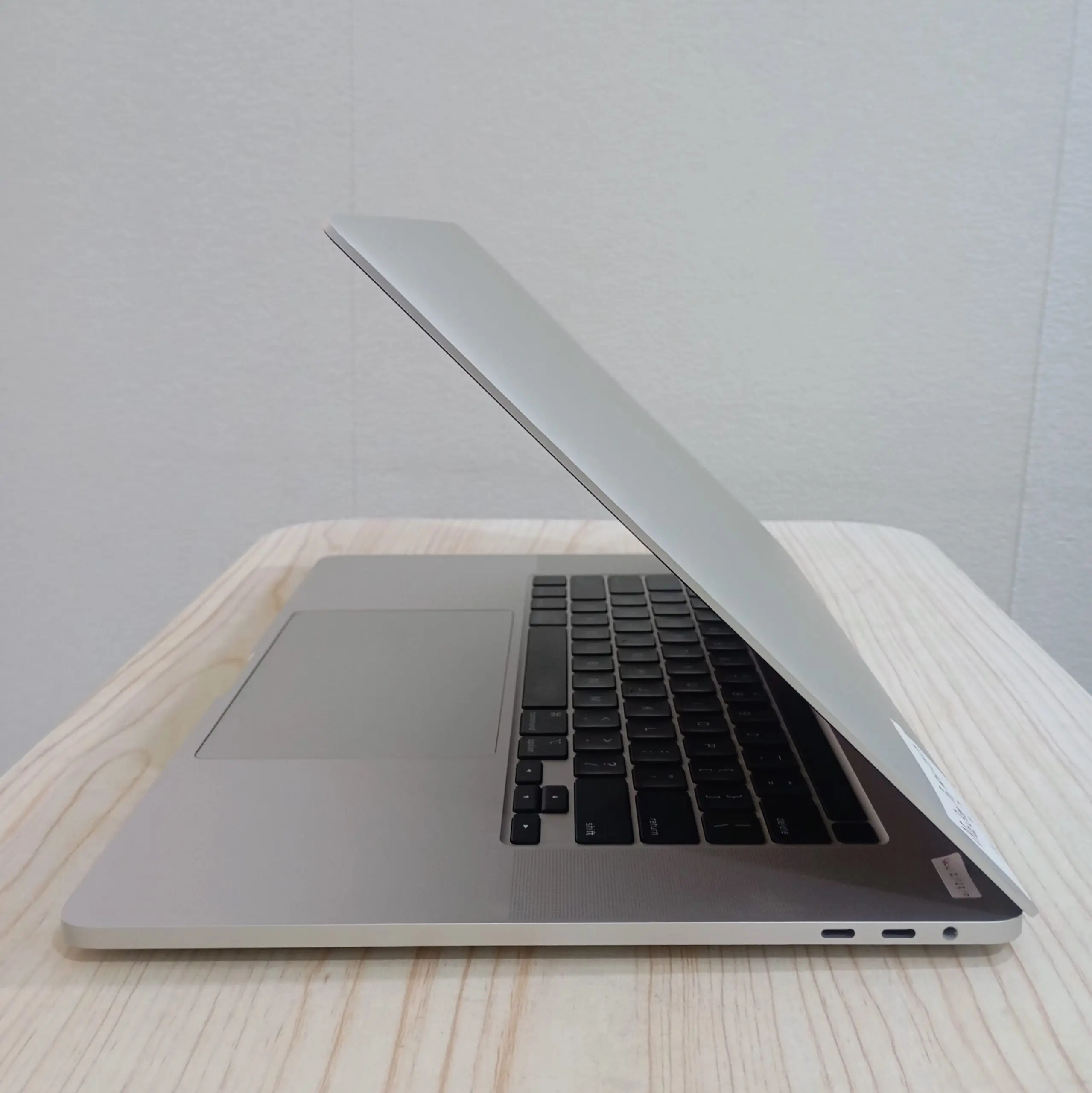 MacBook Pro 16″ 2019 i9 / RAM 16GB / SSD 1TB Siap Pakai Bergaransi