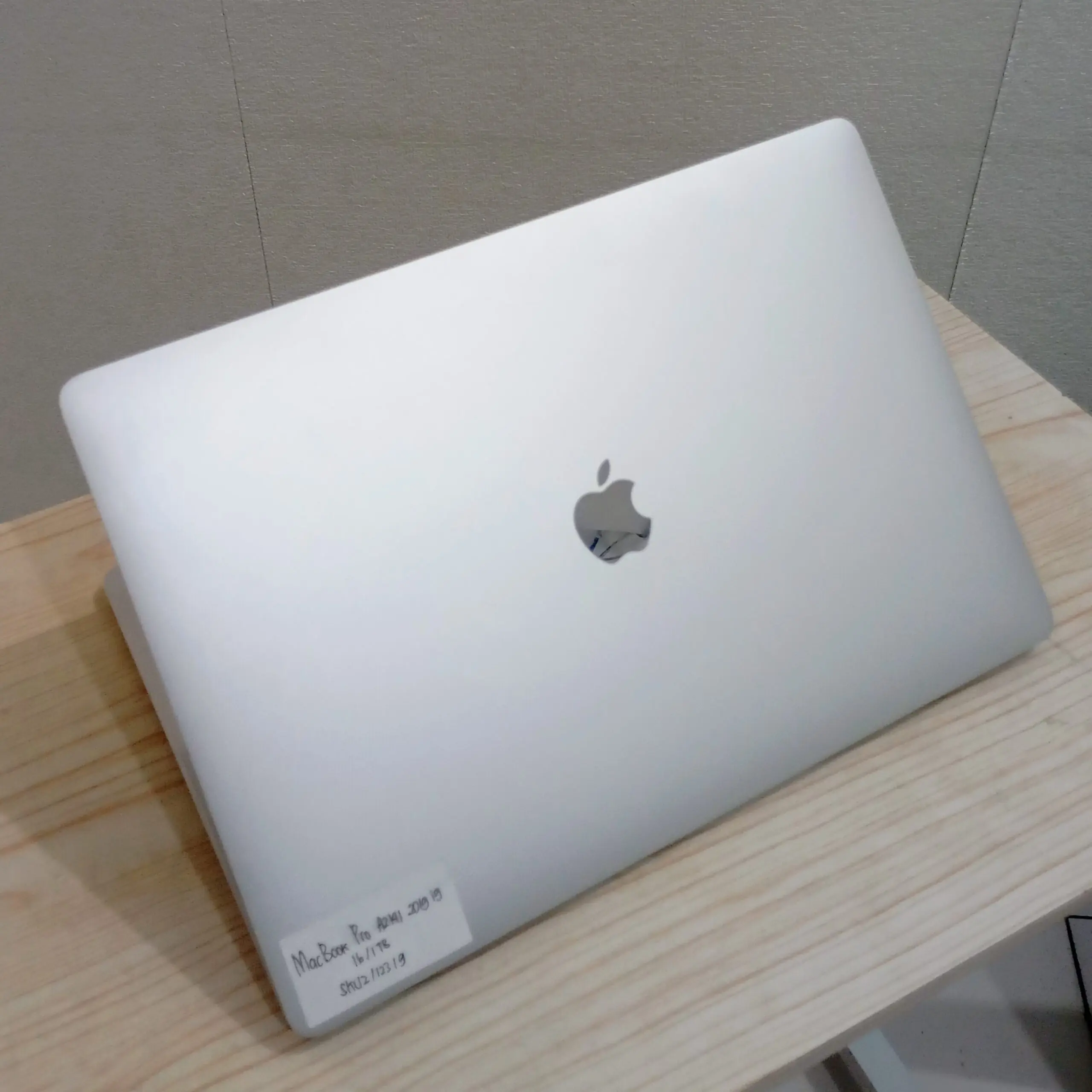 MacBook Pro 16″ 2019 i9 / RAM 16GB / SSD 1TB Siap Pakai Bergaransi