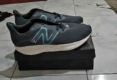 Sepatu running NB