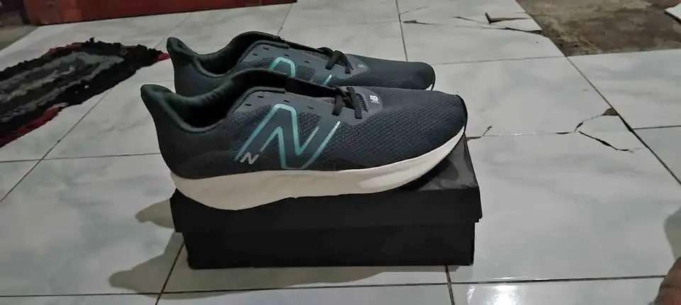 Sepatu running NB