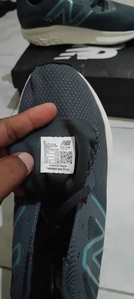 Sepatu running NB