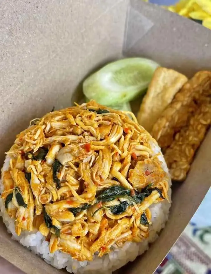 Nasi ayam suwir kemangi tahu tempe
