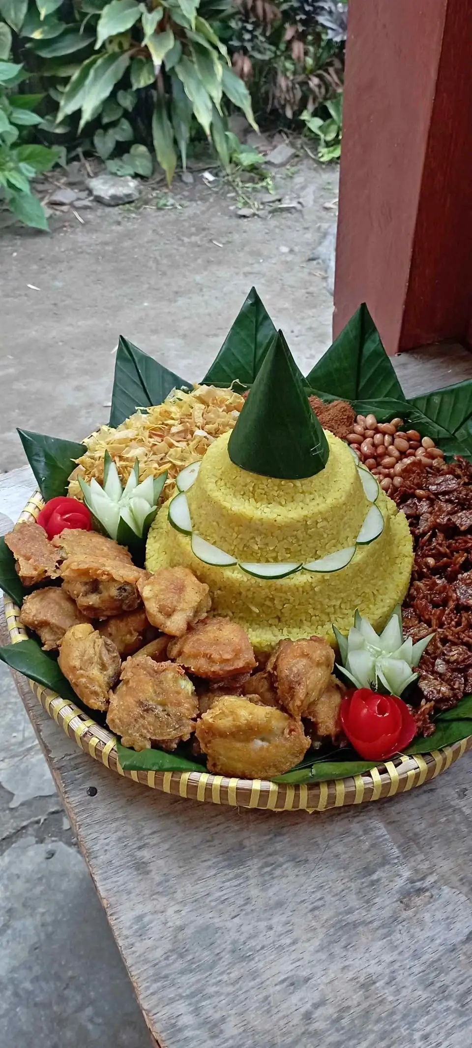 Tumpeng nasi kuning pakai ayam