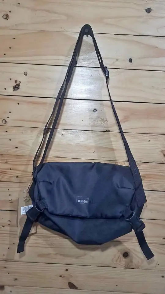 Tas slingbag diadora konsidi baru anti air
