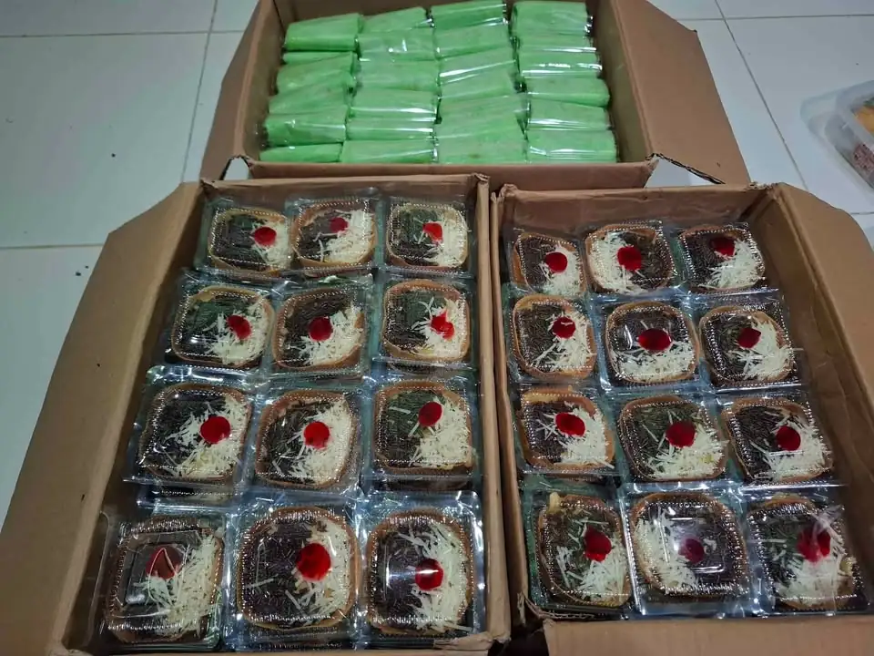 Aneka snack Dadar gulung, martabak mini, tahu bakso