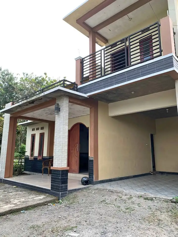 Dijual rumah 2 lantai bangunan Baru Solo UTAra