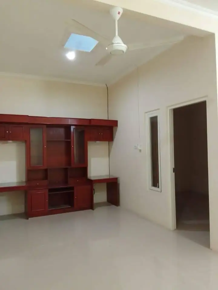 Sewa / Kontrak Rumah 2 Lantai Strategis Murah