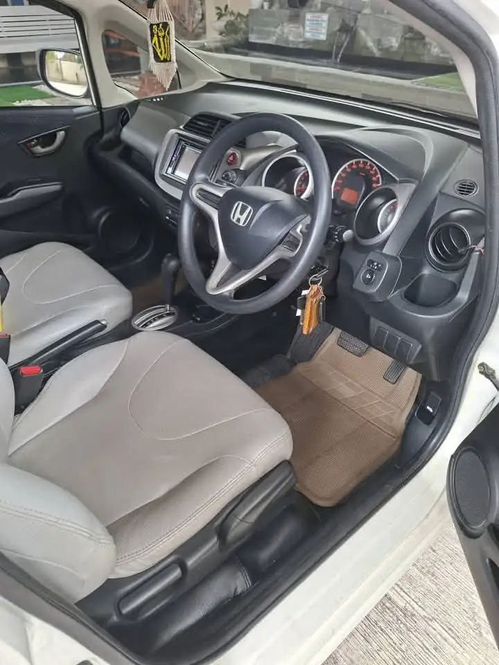Hatchback 2012 Honda Jazz S matic