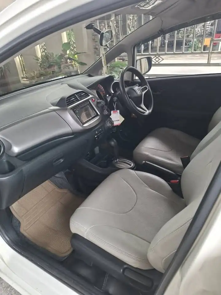Hatchback 2012 Honda Jazz S matic
