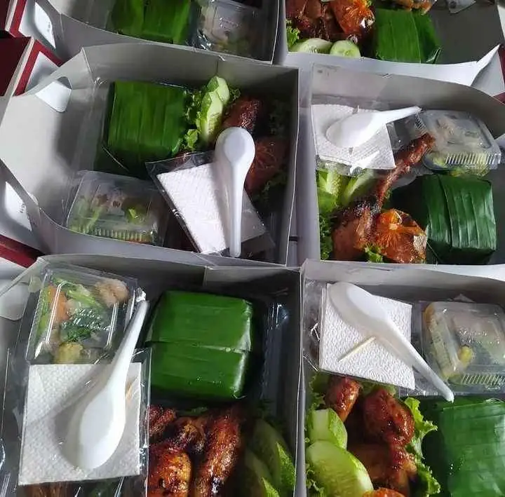 Nasi box ayam bakar / nasi box ayam goreng / nasi bento