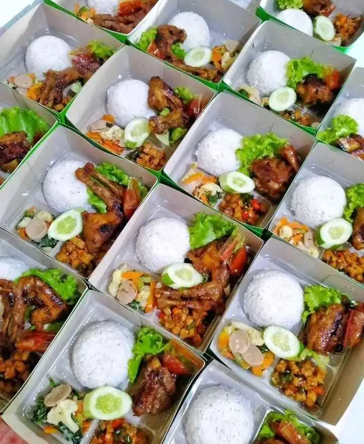 Nasi box ayam bakar / nasi box ayam goreng / nasi bento