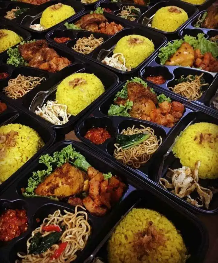 Nasi box ayam bakar / nasi box ayam goreng / nasi bento