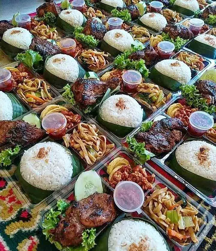 Nasi box ayam bakar / nasi box ayam goreng / nasi bento