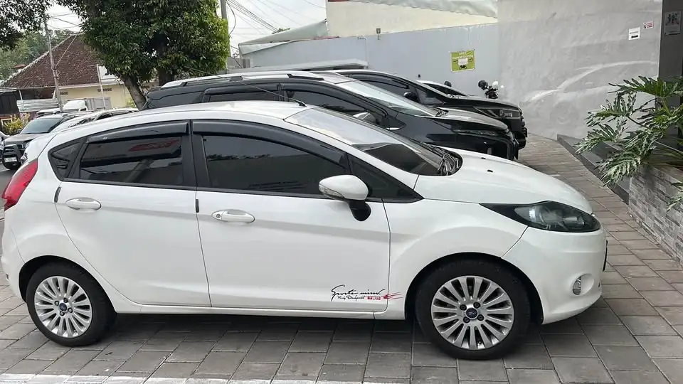 Ford fiesta 2012 warna putih matic