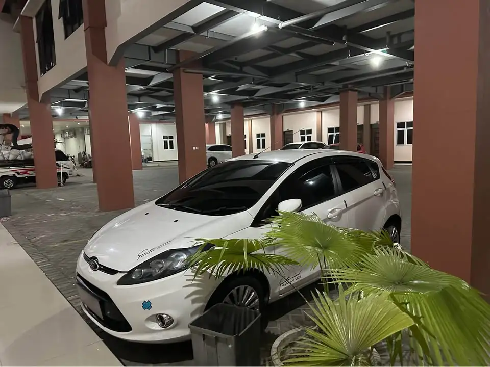 Ford fiesta 2012 warna putih matic