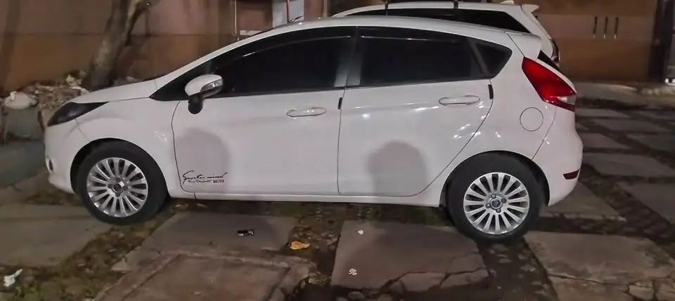 Ford fiesta 2012 warna putih matic