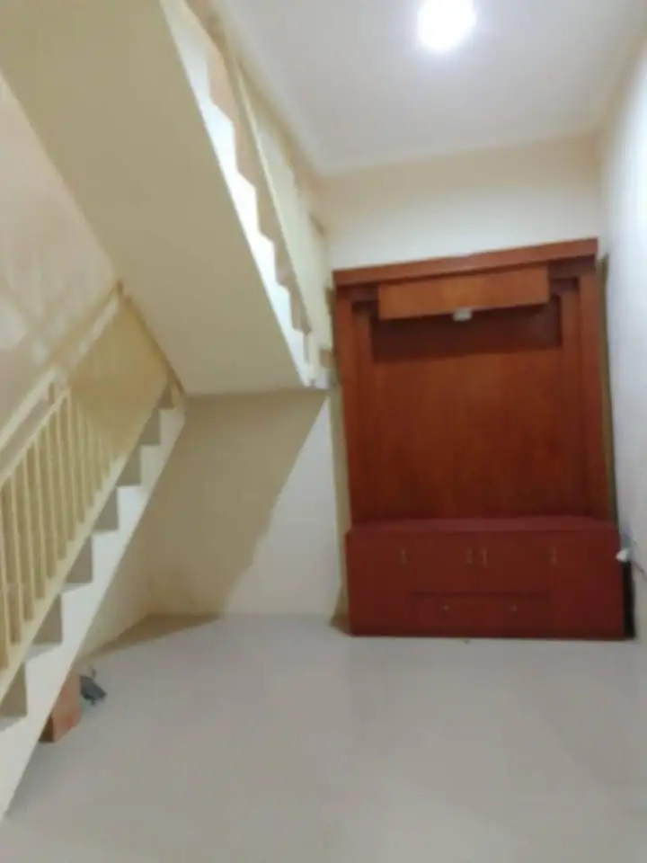 Sewa / Kontrak Rumah 2 Lantai Strategis Murah