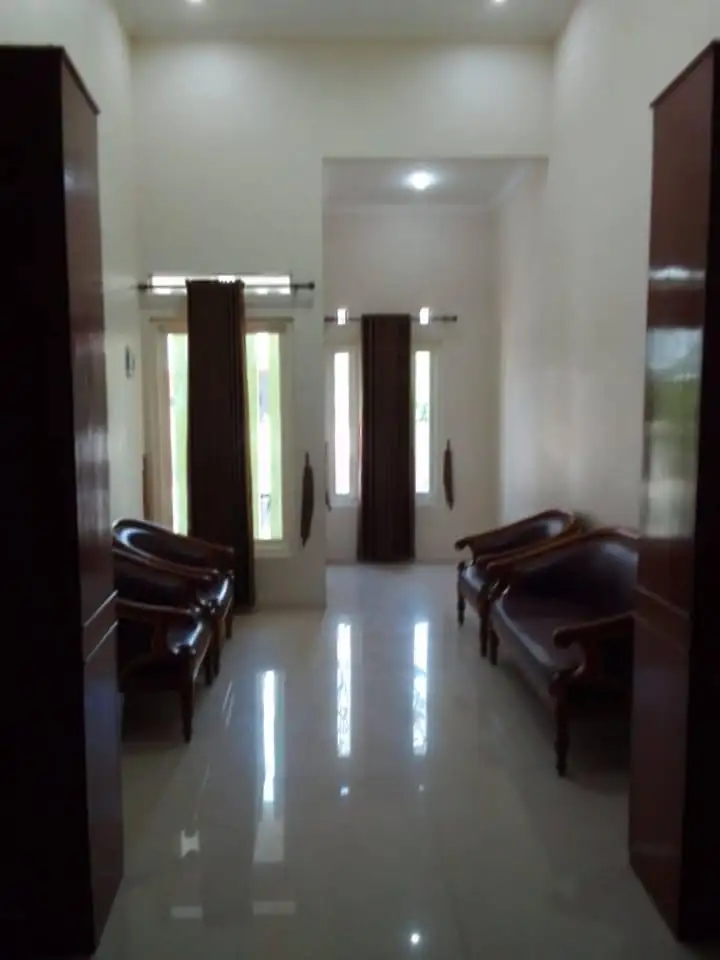 Sewa / Kontrak Rumah 2 Lantai Strategis Murah