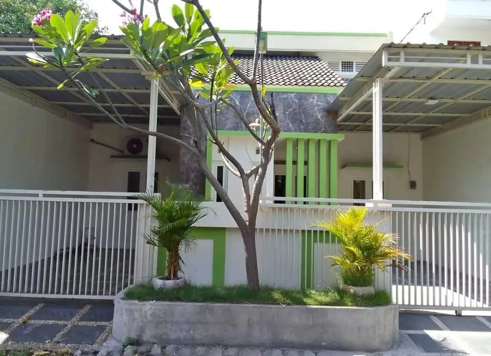 Sewa / Kontrak Rumah 2 Lantai Strategis Murah