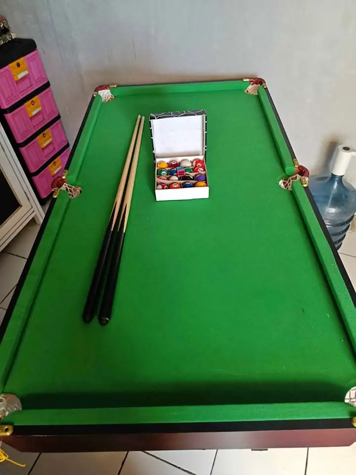 Meja biliard termasuk bola, stik 2