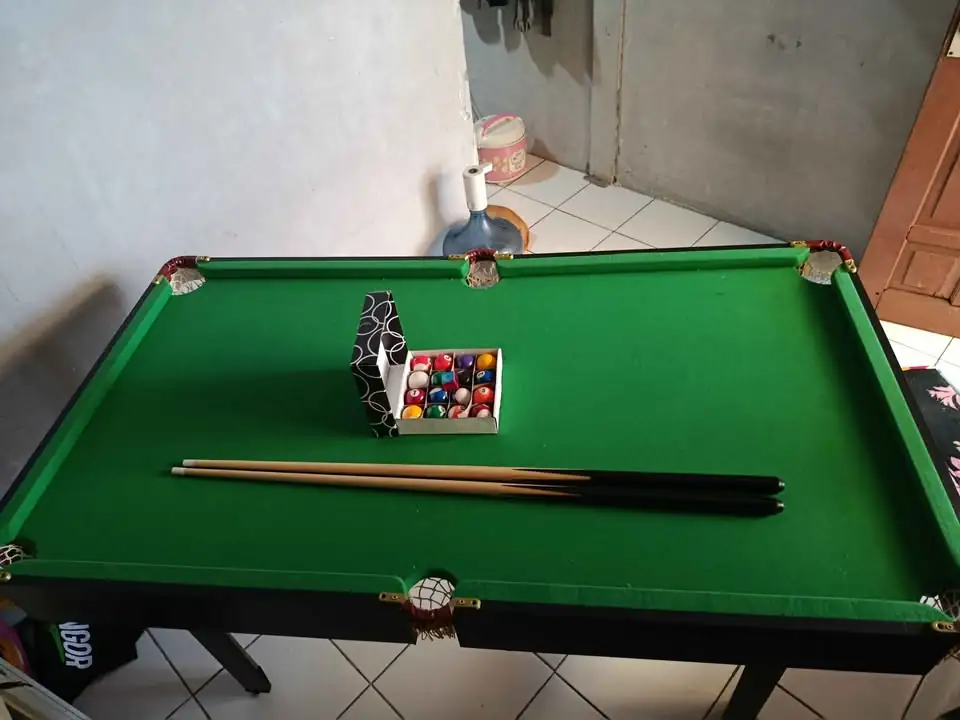 Meja biliard termasuk bola, stik 2