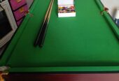 Meja biliard termasuk bola, stik 2