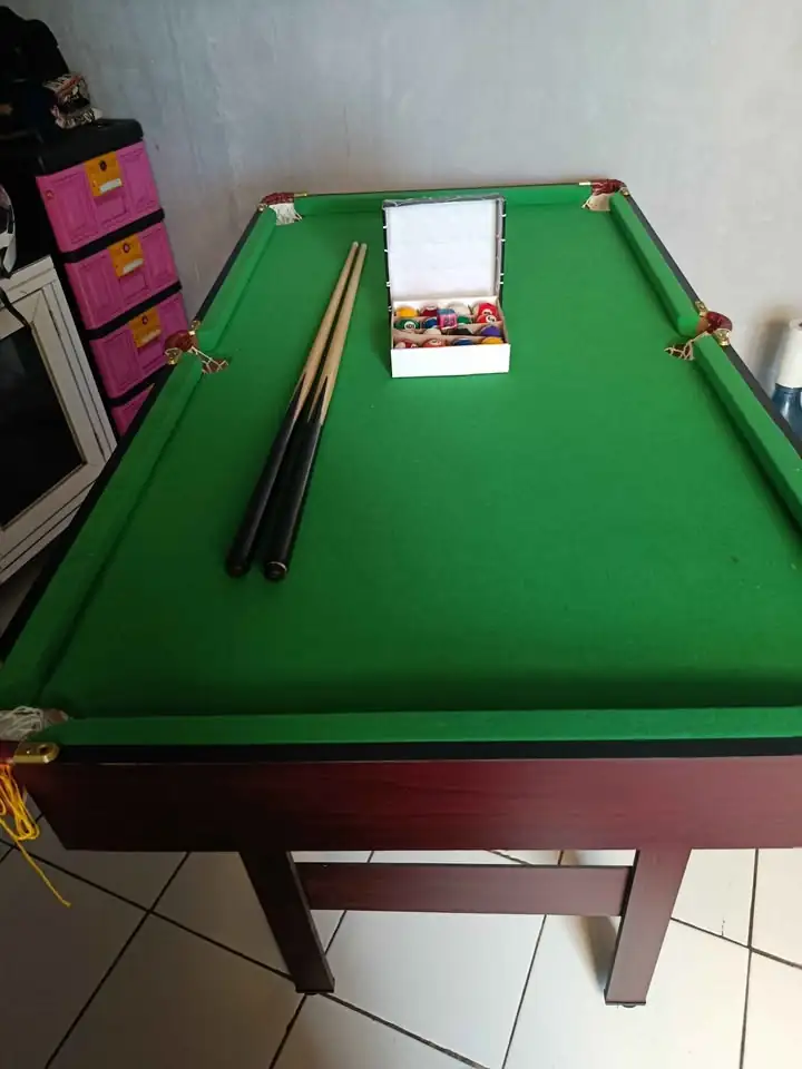 Meja biliard termasuk bola, stik 2