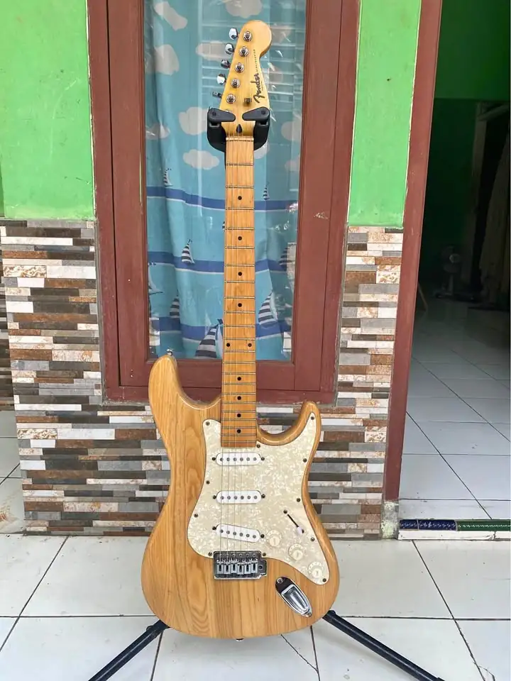 Gitar stratocaster Kondisi bagus normal