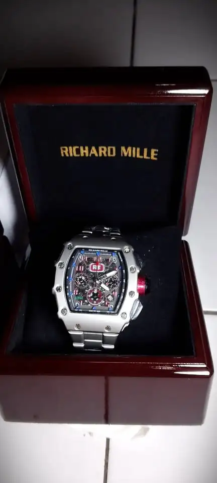 Butuh uang dijual jam tangan