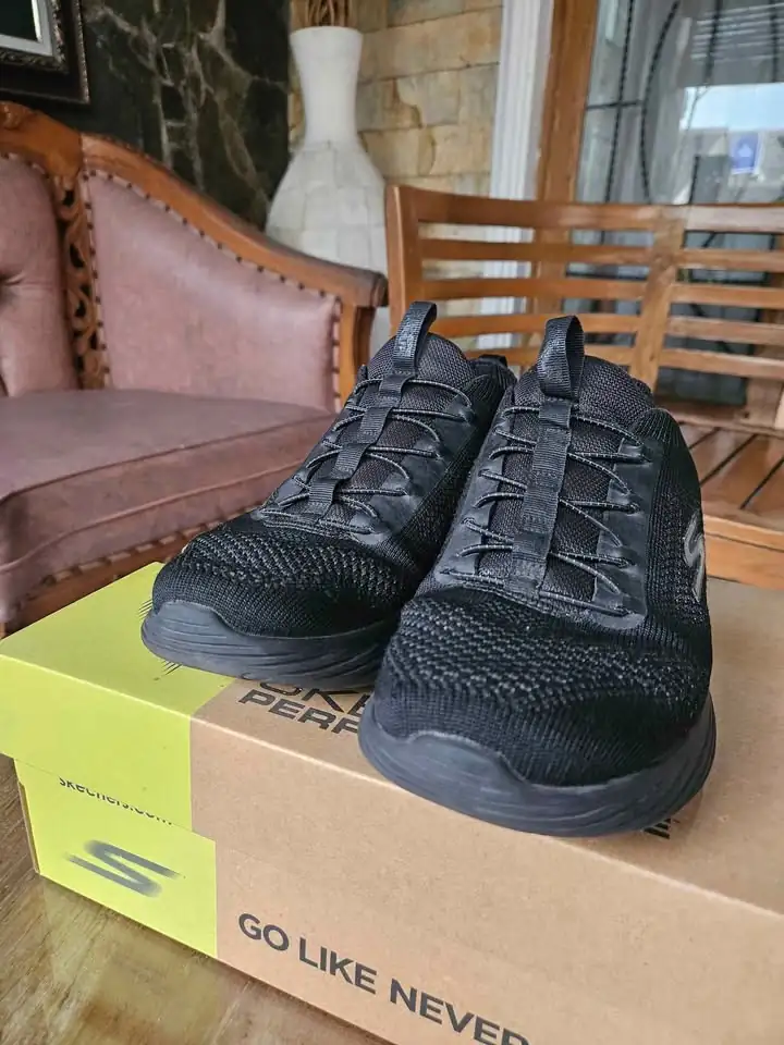 Sepatu skechers hitam go run