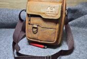 Tas selempang terbuat dari kulit asli