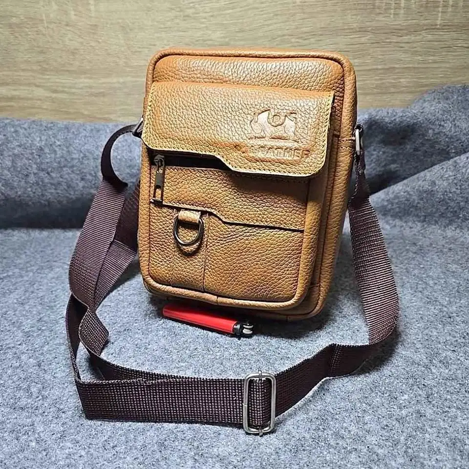 Tas selempang terbuat dari kulit asli