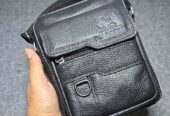 Tas selempang terbuat dari kulit asli