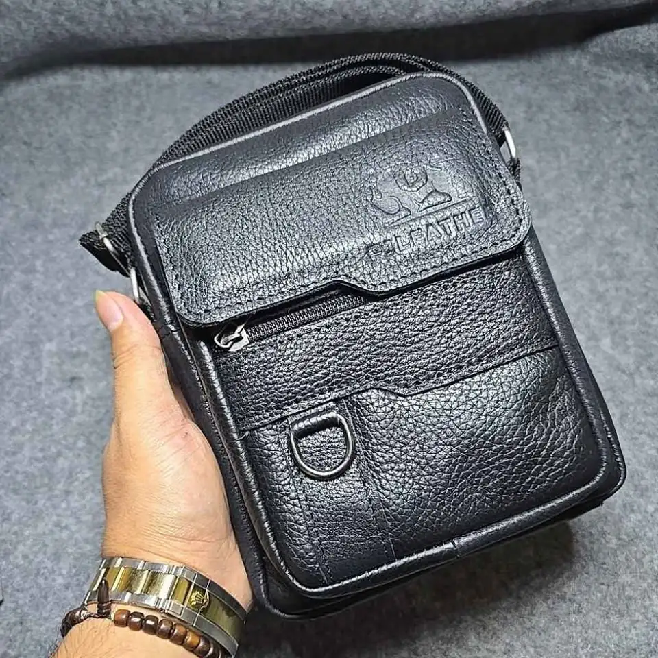 Tas selempang terbuat dari kulit asli