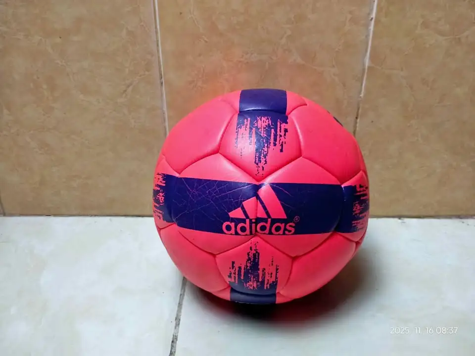 Bola futsal kondisi masih baru