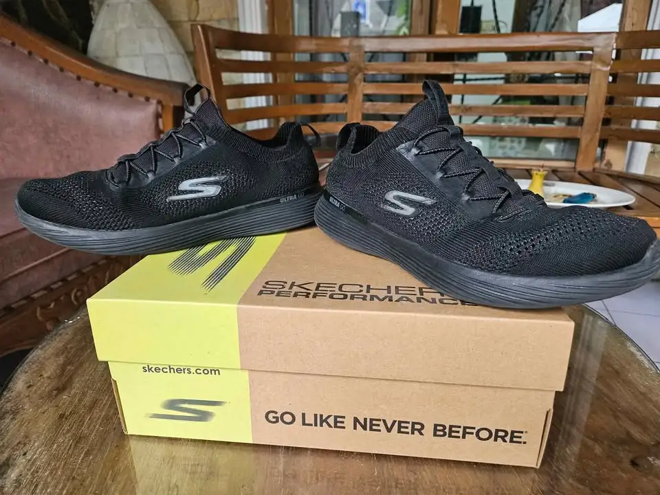 Sepatu skechers hitam go run