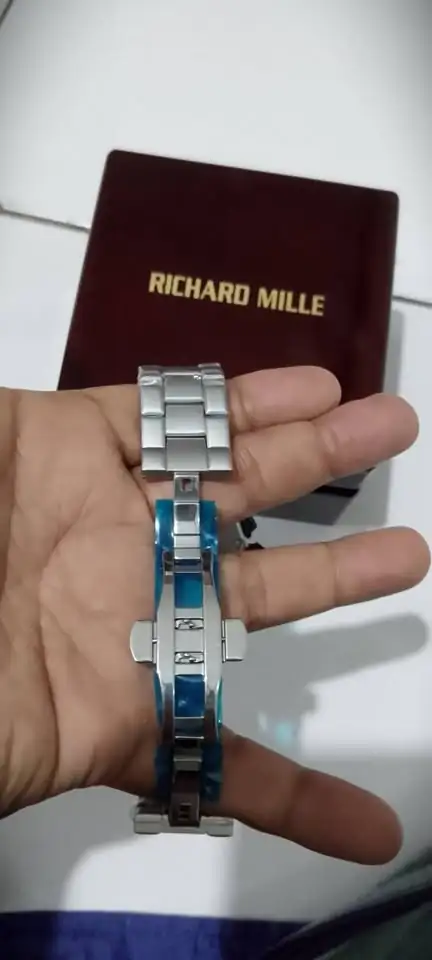 Butuh uang dijual jam tangan