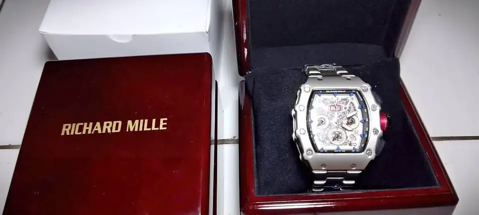 Butuh uang dijual jam tangan