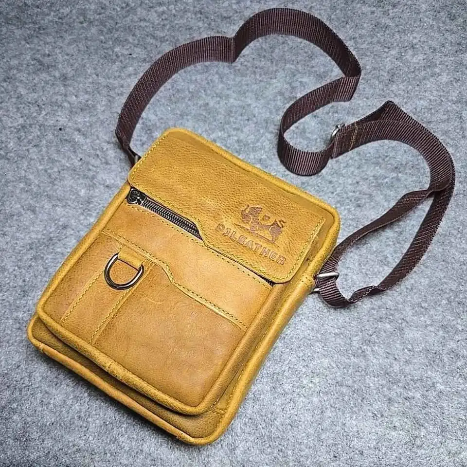 Tas selempang terbuat dari kulit asli