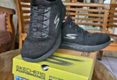 Sepatu skechers hitam go run