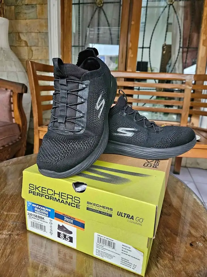 Sepatu skechers hitam go run