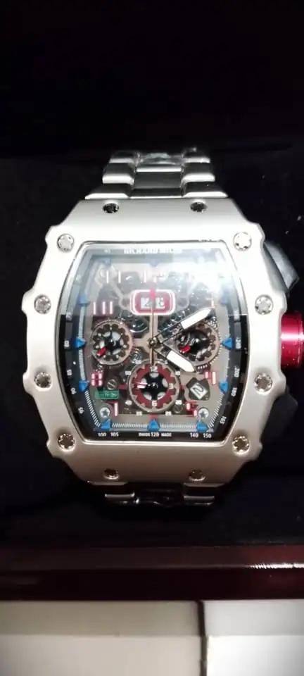 Butuh uang dijual jam tangan