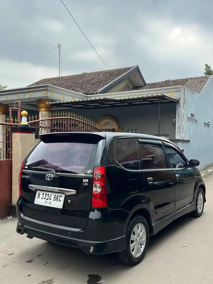 Mobil Toyota Avanza S AT 2010