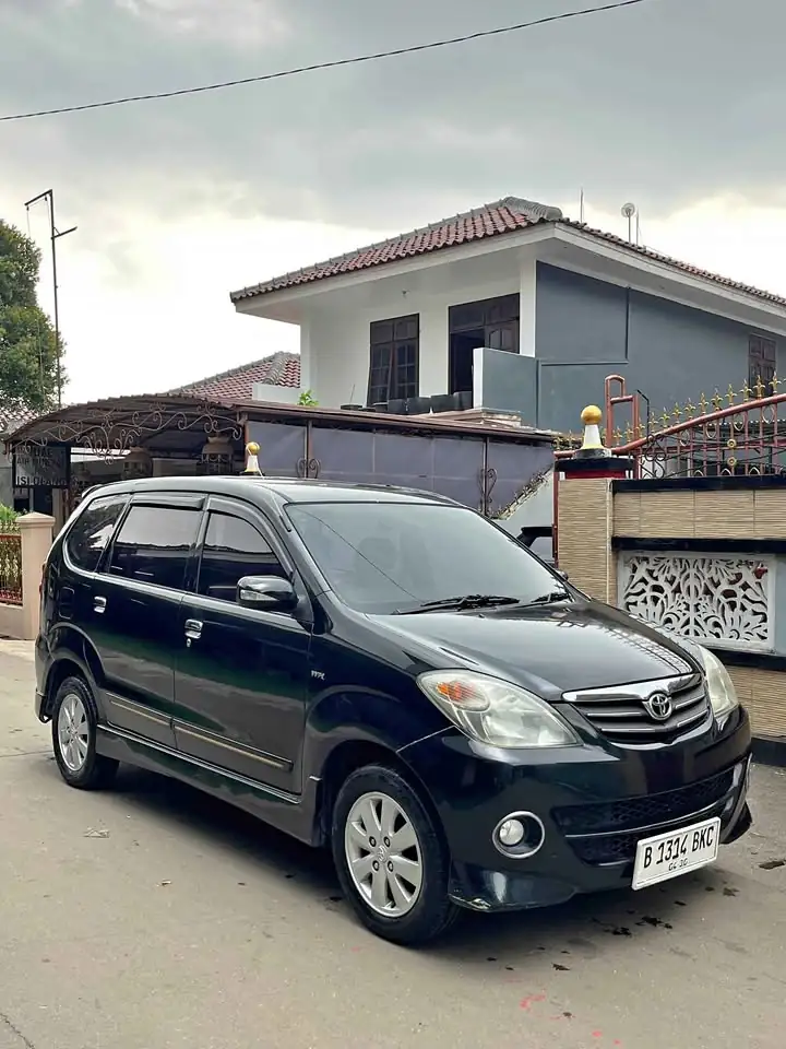 Mobil Toyota Avanza S AT 2010